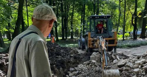 У Чернівцях демонтували радянську братську могилу – вона виявилася пустою