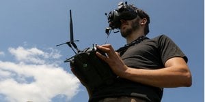 Український військовий керує FPV-дроном під час тренування у Донецькій області (Фото:REUTERS/Sofiia Gatilova)