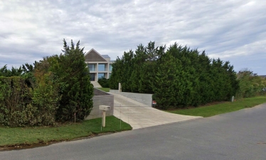 Власник New England Patriots витратив $43 млн на придбання цього особняка на пляжі в Саутгемптоні, штат Нью-Йорк, це була приватна угода 2021 році. /Google Maps