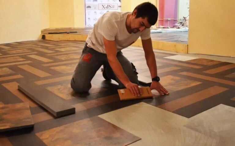 Самоклеюча вінілова плитка для підлоги: Чому вона варта вашої уваги? Самоклеюча вінілова плитка для підлоги: Чому вона варта вашої уваги?