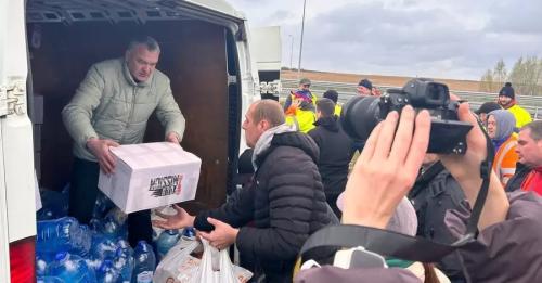 Українським водіям вантажівок, яких заблокували на кордоні польські перевізники, почали підвозити їжу