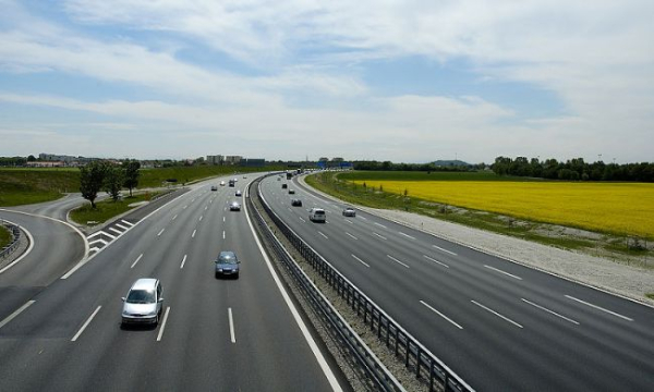 З якою швидкістю можна їхати по трасі та в місті