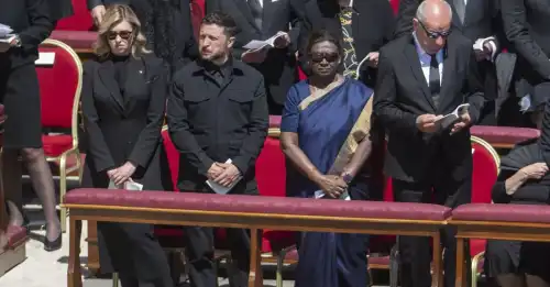 Зеленський на прощання з Папою Римським одягнув костюм від українського виробника