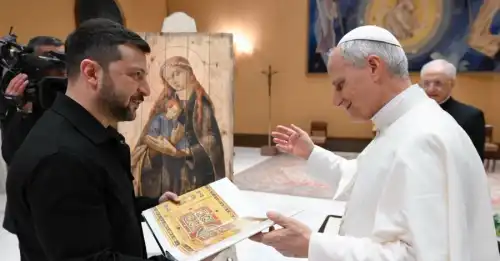 Зеленський подарував новому Папі Римському ікону, написану на ящику з-під озброєнь