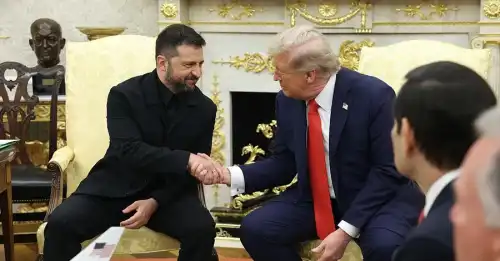 Зеленський передав Трампу листа від першої леді: “Це не вам, а вашій дружині” Зеленський передав Трампу листа від першої леді: “Це не вам, а вашій дружині”