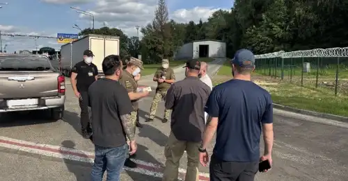 США депортували перших українських біженців