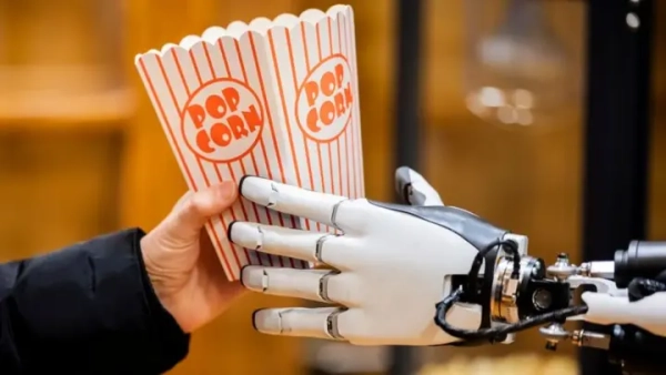 Tesla презентувала робота Optimus в Берліні: пригощав попкорном