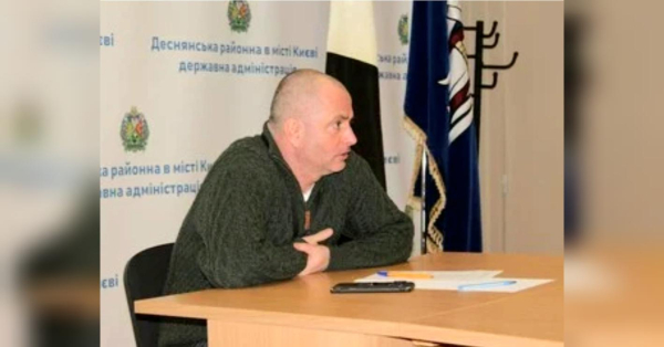 Деснянський голова Бахматов вимагає бонус за зустрічі та листування, повідомляють медіа.