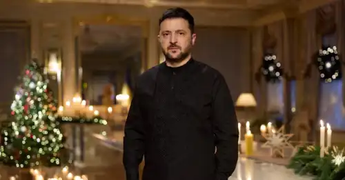 Зеленський вітає Україну з Різдвом, засуджуючи росіян як нечестивців. Зеленський вітає Україну з Різдвом, засуджуючи росіян як нечестивців.