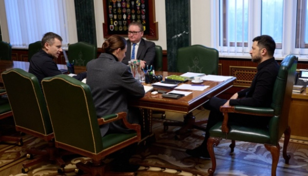 Зеленський обговорив фінстабільність, оборону та енергосектор на зустрічі.