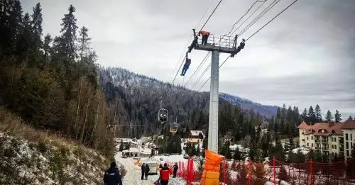 На львівському гірськолижному курорті застряг витяг з приблизно 80 пасажирами. На львівському гірськолижному курорті застряг витяг з приблизно 80 пасажирами.