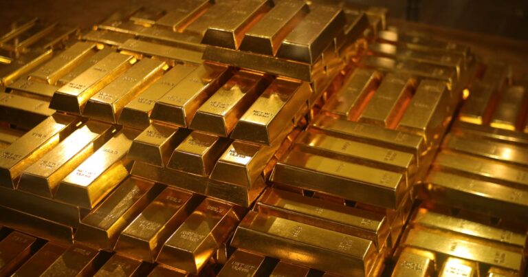 Вартість золота злетіла до пікових 00 за унцію через геополітичну нестабільність та прогнози щодо Федеральної резервної системи. Вартість золота злетіла до пікових 00 за унцію через геополітичну нестабільність та прогнози щодо Федеральної резервної системи.