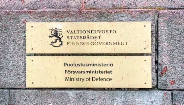 Фінське оборонне відомство зупинило чотири російські оборудки з майном. Фінське оборонне відомство зупинило чотири російські оборудки з майном.