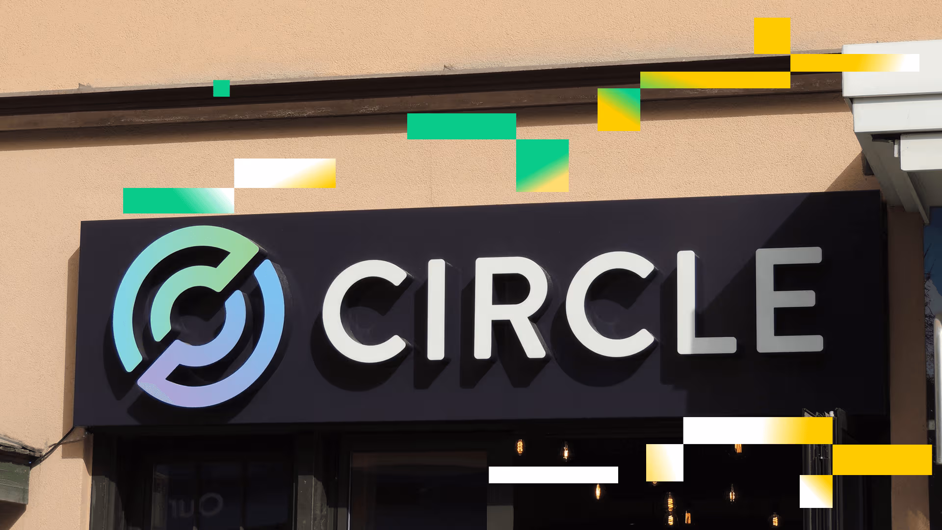 Коло логотипу на будівлі