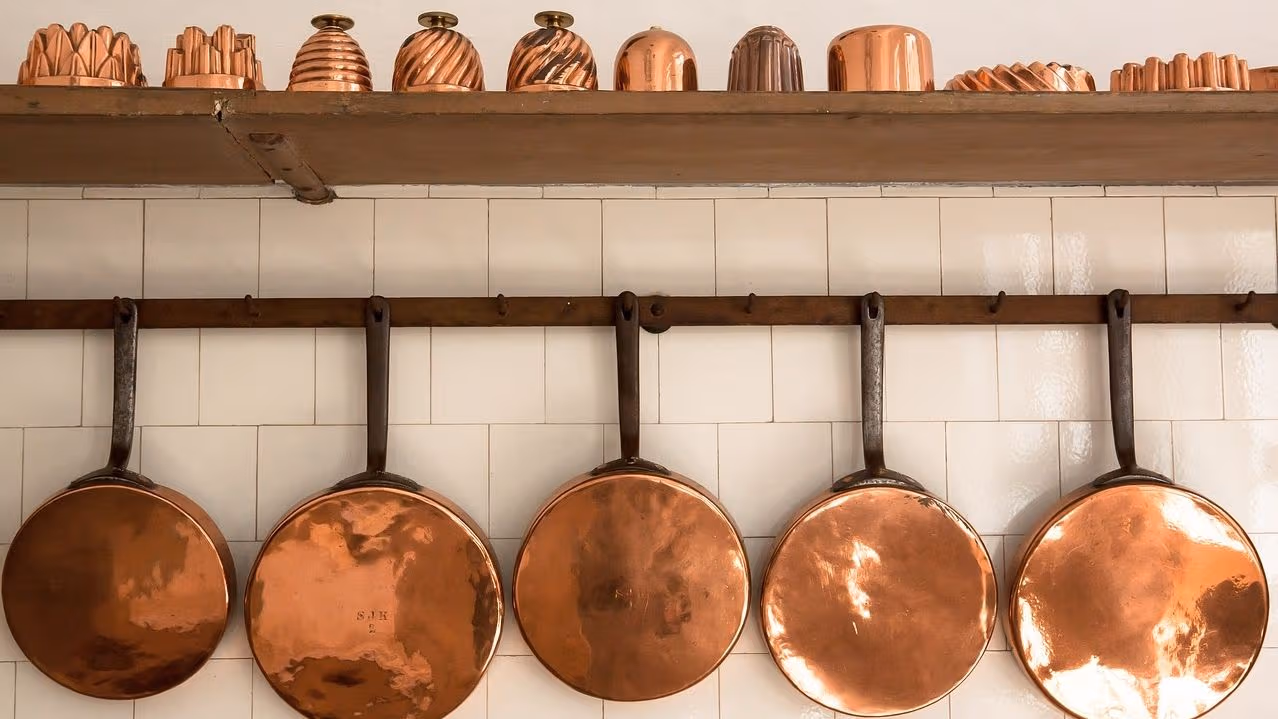 Мідні сковорідки висять. (stux/Pixabay)