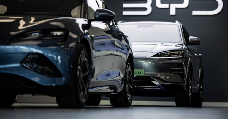 BYD обігнала Tesla за обсягом продажів та стала світовим лідером з виробництва електрокарів у 2025 році, досягнувши запланованих показників.