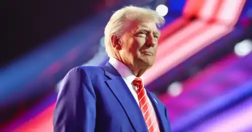 Зі своєї соціальної мережі Трамп прибрав скандальне відео, де Барак Обама і його дружина зображені як мавпи.