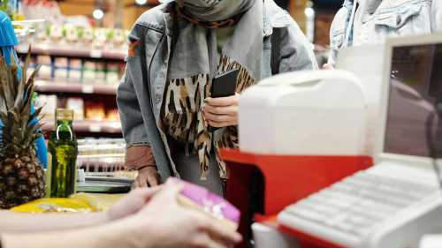 Як злочинці викрадають цигарки з касових боксів у супермаркетах