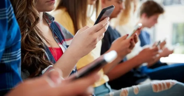 Заборона соцмереж в Україні: чи готують парламентарі відповідні законопроєкти та чи будуть обмежувати доступ дітям за прикладом Європи