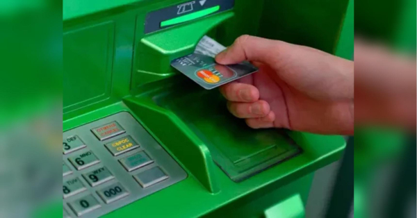 Як діяти, якщо банкомат вимкнувся під час видачі готівки: детальний гайд