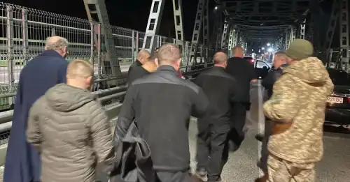 Україна зустрічає звільнених інкасаторів: Угорщина завершила передачу