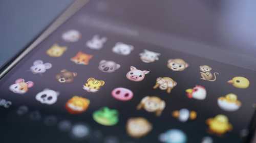 Емодзі на роботі: чому експерти застерігають, а крапка повертає статус “дорослого”