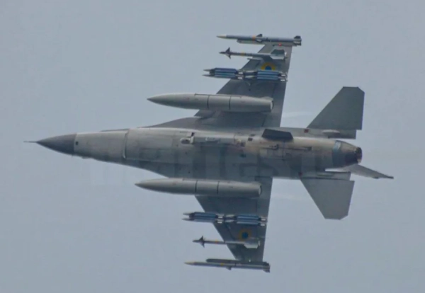 F-16 Повітряних Сил України озброєний в тому числі GBU-39/B SDB. Фото - t.me/martes1k