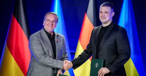 Федоров подарував Пісторіусу унікальні символи України: мед, сіль Соледара та браслет “Азовсталь”