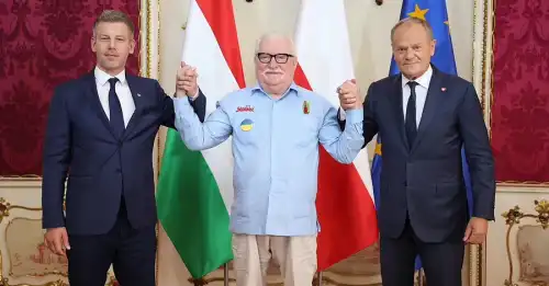 Валенса вітає угорського політика в одязі з символікою України