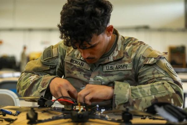 Робота над FPV-дроном у армії США. Фото: US DoW