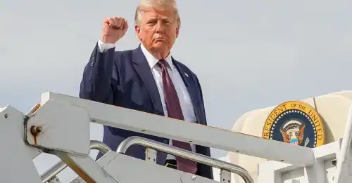 Трамп презентував новий паспорт США: дізнайтеся, як він виглядатиме до 250-річчя країни