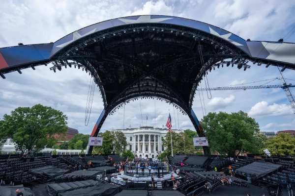 Гігантську арену для боїв у клітці збудували під Білим домом до дня народження Трампа Гігантську арену для боїв у клітці збудували під Білим домом до дня народження Трампа