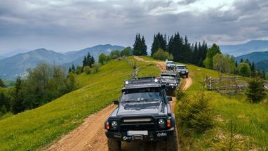 Злови джиперів-порушників: як незаконні перегони знищують заповідники та скільки це коштує природі