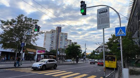 Кияни оцінять: новий безпечний перехід біля “Лук’янівської” вже функціонує