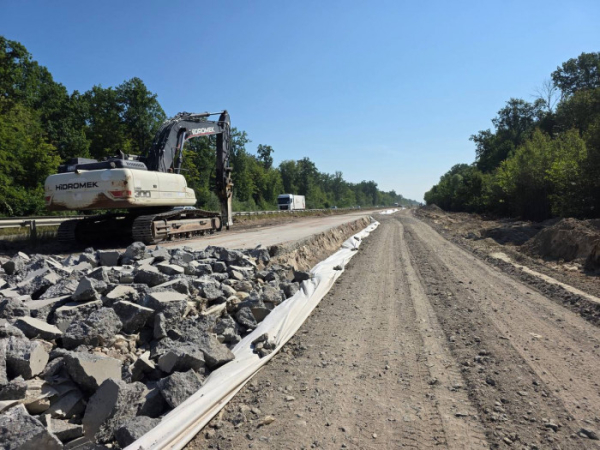 Розширюють трасу на Житомирщині: розпочато роботи з підготовки основи для нових смуг