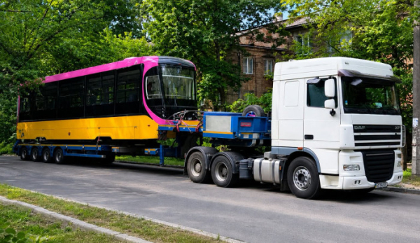 Кам’янське зустрічає новий етап: вже прибув перший сучасний низькопідлоговий трамвай “Татра-Юг”
