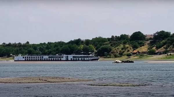 Рівень води в Дунаї досяг рекордно низького показника, зупинивши круїзні перевезення Рівень води в Дунаї досяг рекордно низького показника, зупинивши круїзні перевезення