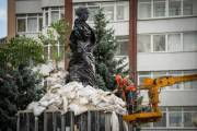 Київ звільняє пам’ятники: зняли захисні споруди біля Лесі Українки