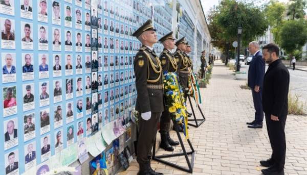 Зеленський та лідер Ірландії схилили голови перед пам’яттю полеглих українських героїв