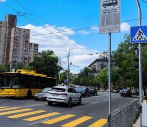 Наземний перехід біля “Лук’янівської” став безпечнішим: встановлено новий регульований пішохідний перехід