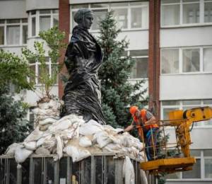 Київ звільняє пам’ятники: зняли захисні споруди біля Лесі Українки