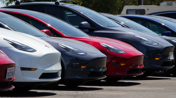 Tesla та ще 7 мільйонів автівок: масштабний відклик через несправні ручки в Китаї