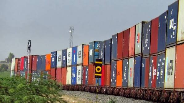 Китай випробовує інноваційний двоповерховий поїзд для морських контейнерів