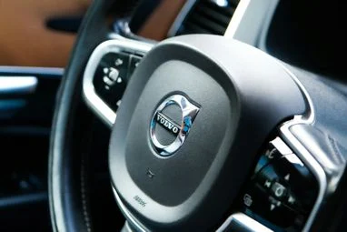 Volvo впроваджує інноваційну систему безпеки: автомобілі бачать небезпеку раніше за вас та попереджають інших учасників руху