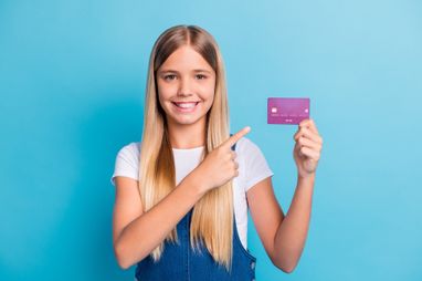 Банківські картки для підлітків: як захистити кошти дитини