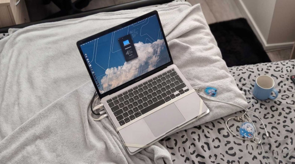 MacBook Pro M4 Pro: власнику вдалося заощадити $700, примотавши знизу дисплей від MacBook Pro M1