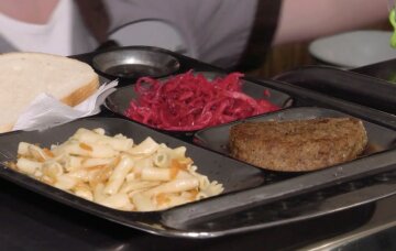 Безкоштовні продукти для ВПО та пенсіонерів у Харкові