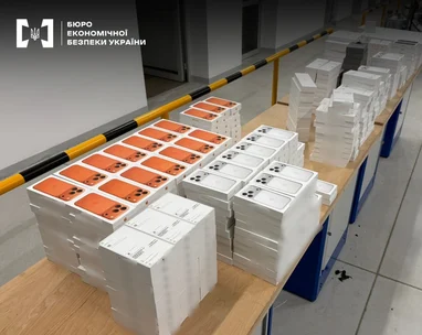 Митники виявили в мікроавтобусі техніку Apple вартістю понад 35 мільйонів гривень