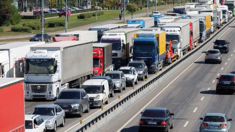 Кияни, тримайтеся: рух вантажівок обмежено по всьому місту!
