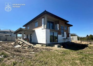 Керівник “Укрзалізниці” з Волині змусив 17 підлеглих зводити йому приватний маєток